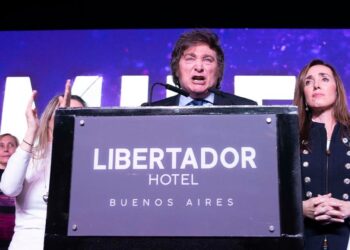 El libertario Milei arrasa en las primarias de Argentina, caen los bonos y sube el dólar cripto