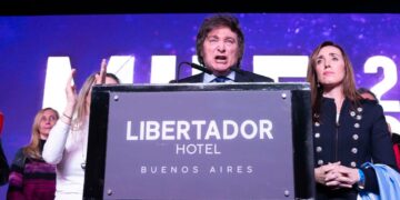 El libertario Milei arrasa en las primarias de Argentina, caen los bonos y sube el dólar cripto