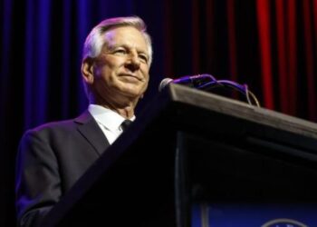 Tuberville dice que Ucrania no puede ganar la guerra: «Es un equipo de secundaria jugando contra un equipo universitario