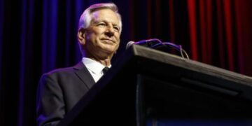 Tuberville dice que Ucrania no puede ganar la guerra: «Es un equipo de secundaria jugando contra un equipo universitario