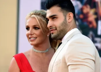 El marido de Britney Spears pide el divorcio, según una fuente a AP