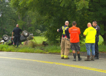 Cinco heridos al volcar una camioneta en Cranston