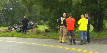 Cinco heridos al volcar una camioneta en Cranston