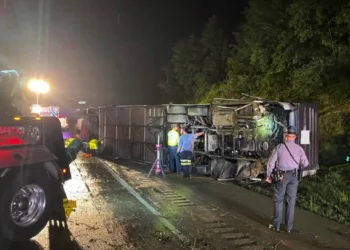 Mueren 3 pasajeros tras estrellarse un autobús chárter en Pensilvania