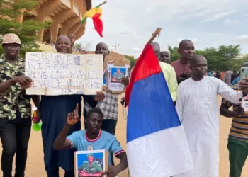 Los líderes de África Occidental se reunirán el jueves después de que la junta de gobierno de Nigeria incumpliera un plazo clave y cerrara el espacio aéreo.