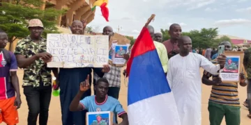 Los líderes de África Occidental se reunirán el jueves después de que la junta de gobierno de Nigeria incumpliera un plazo clave y cerrara el espacio aéreo.