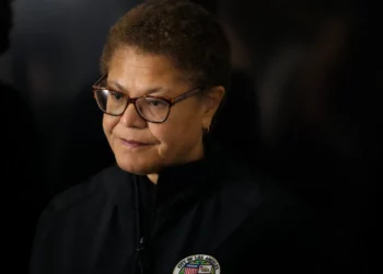 Miles de trabajadores municipales de Los Ángeles abandonan el trabajo durante 24 horas alegando prácticas laborales injustas