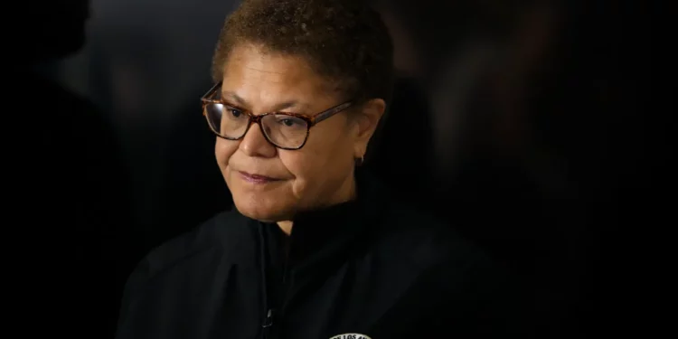 Miles de trabajadores municipales de Los Ángeles abandonan el trabajo durante 24 horas alegando prácticas laborales injustas