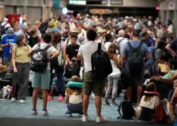 Maui inspecciona los restos calcinados causados por el incendio forestal más mortífero de EE.UU. en años