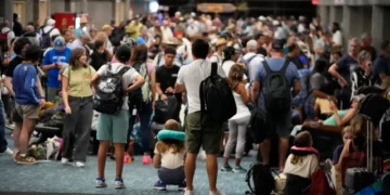 Maui inspecciona los restos calcinados causados por el incendio forestal más mortífero de EE.UU. en años