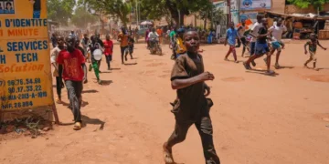 Los golpistas de Níger dicen que procesarán por «alta traición» al depuesto presidente Mohamed Bazoum