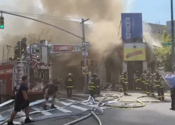 Incendio en Brooklyn: 10 Bomberos y personal de emergencia heridos