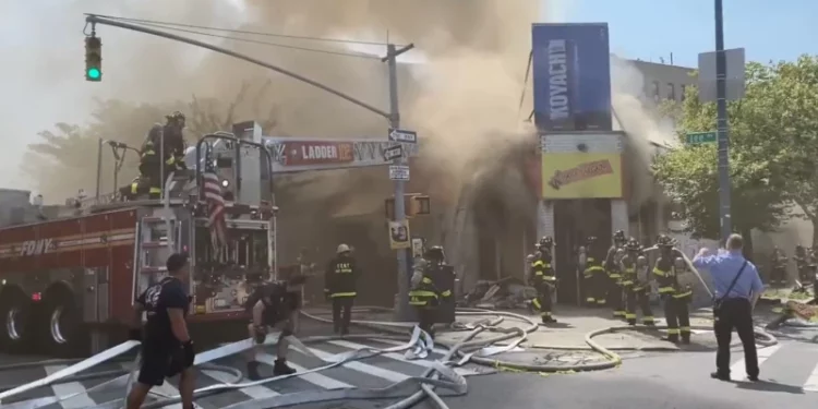 Incendio en Brooklyn: 10 Bomberos y personal de emergencia heridos
