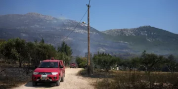 Los bomberos griegos descubren otro cadáver y aumentan a 21 las víctimas mortales de los incendios forestales de esta semana