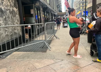 Administración Hochul acusa al Alcalde Adams por rechazar ayuda en manejo de crisis de recién llegados