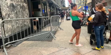 Administración Hochul acusa al Alcalde Adams por rechazar ayuda en manejo de crisis de recién llegados