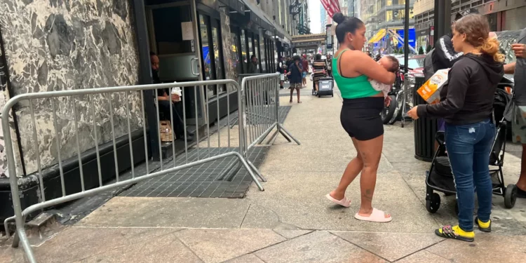 Administración Hochul acusa al Alcalde Adams por rechazar ayuda en manejo de crisis de recién llegados