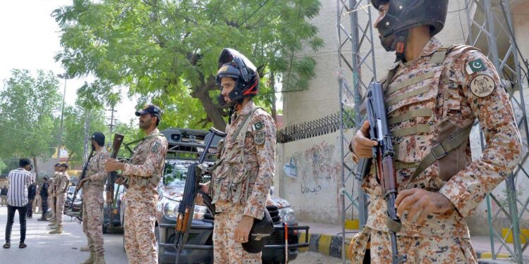 Un coche bomba mata al menos a siete personas en Pakistán