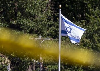 Un hombre acusado de disparar frente a un colegio judío, imputado por intento de asesinato en segundo grado y otros delitos