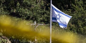 Un hombre acusado de disparar frente a un colegio judío, imputado por intento de asesinato en segundo grado y otros delitos