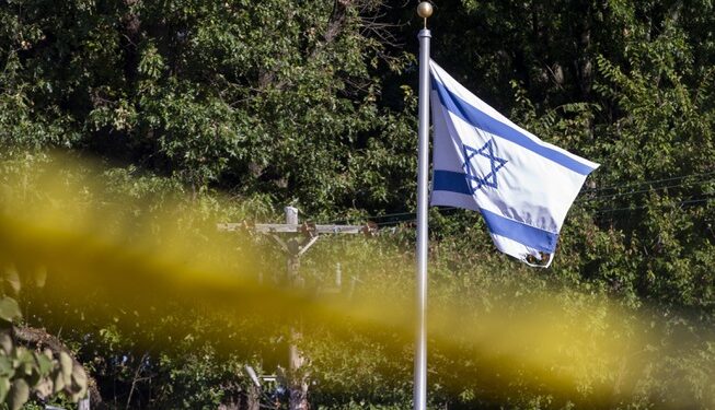 Un hombre acusado de disparar frente a un colegio judío, imputado por intento de asesinato en segundo grado y otros delitos