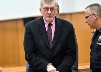 Profesor jubilado acusado de robar joyas raras a conocidos adinerados