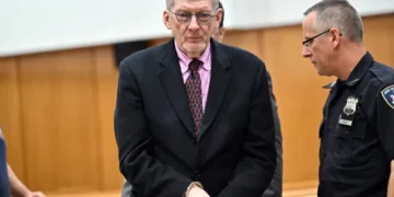 Profesor jubilado acusado de robar joyas raras a conocidos adinerados