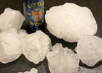 Un gran trozo de hielo cayó del cielo y dañó una casa en Massachusetts