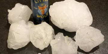 Un gran trozo de hielo cayó del cielo y dañó una casa en Massachusetts