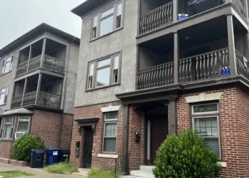 2 heridos graves tras caer desde un balcón en Central Falls