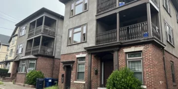 2 heridos graves tras caer desde un balcón en Central Falls