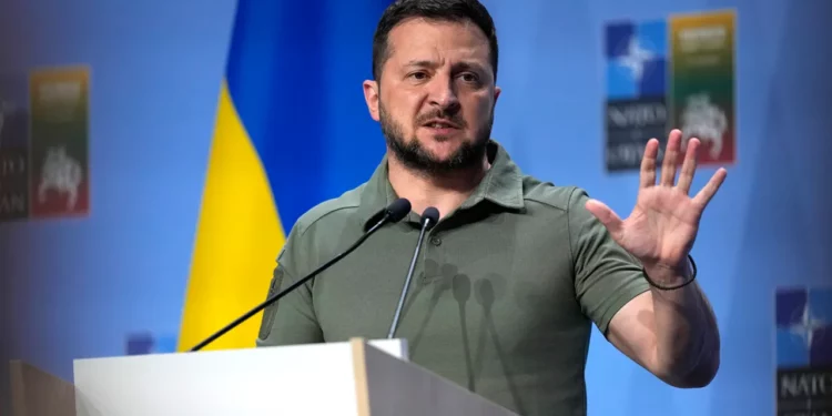 Un buque de guerra ruso es alcanzado por un ataque de drones navales ucranianos, según las autoridades ucranianas