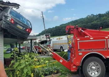 Conductor es hospitalizado tras chocar extrañamente con el segundo piso de una casa en Pensilvania, según la policía buscaba autolesionarse