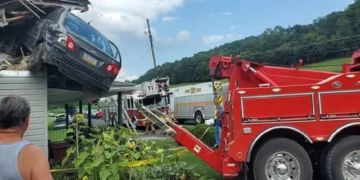 Conductor es hospitalizado tras chocar extrañamente con el segundo piso de una casa en Pensilvania, según la policía buscaba autolesionarse