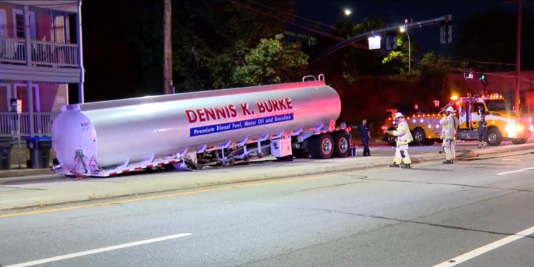 Socorristas responden a derrame de combustible en Providence