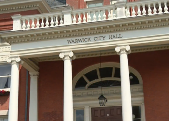 La lucha por la Primera Enmienda se avecina después de que un hombre de Warwick sea escoltado fuera de la reunión del Consejo Municipal