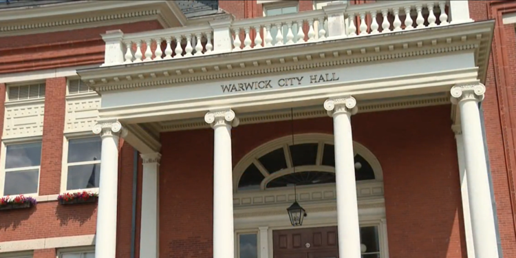 La lucha por la Primera Enmienda se avecina después de que un hombre de Warwick sea escoltado fuera de la reunión del Consejo Municipal