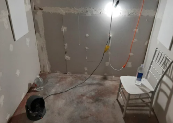 Un hombre acusado de encerrar a una mujer en una celda casera tenía un plano y un croquis escritos a mano, según el FBI