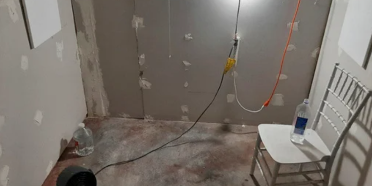 Un hombre acusado de encerrar a una mujer en una celda casera tenía un plano y un croquis escritos a mano, según el FBI