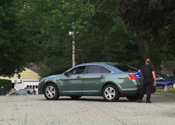 Gran presencia policial frente a una casa de Warwick