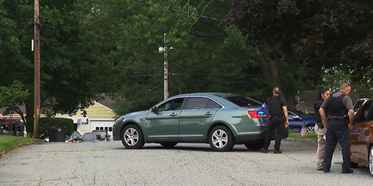 Gran presencia policial frente a una casa de Warwick