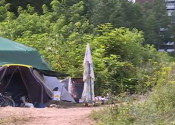 Providence desaloja un campamento de indigentes cerca de la autopista