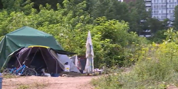 Providence desaloja un campamento de indigentes cerca de la autopista