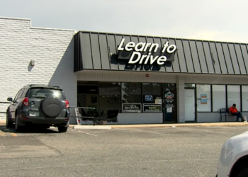 Un profesor de autoescuela choca accidentalmente contra un edificio