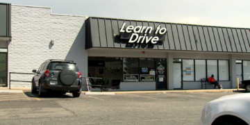 Un profesor de autoescuela choca accidentalmente contra un edificio