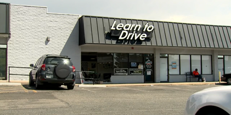 Un profesor de autoescuela choca accidentalmente contra un edificio