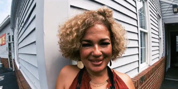 «Significa todo para mí»: La dueña de una peluquería de Woonsocket organiza una campaña de vuelta al cole