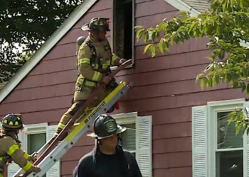 Un incendio destruye una casa en Warwick