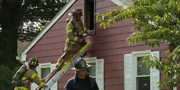Un incendio destruye una casa en Warwick