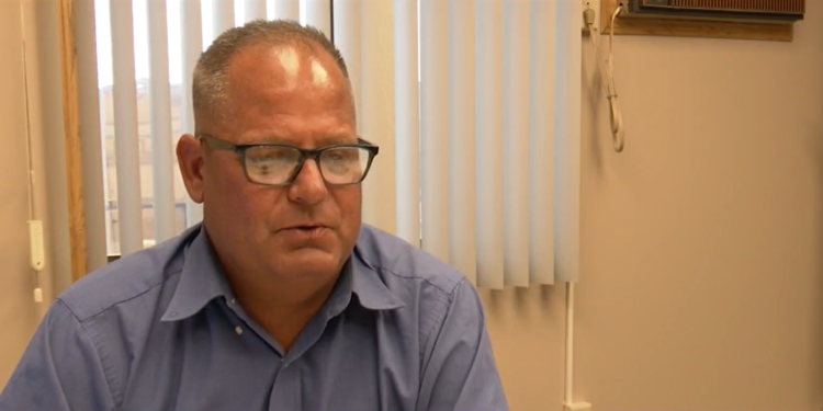 Empleado de Warwick acusado de agresión simple tras la denuncia de un compañero de trabajo